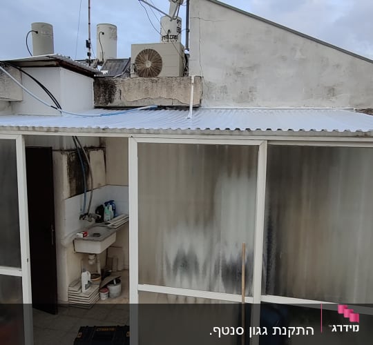 גג אלומיניום מעל מבנה עם דלתות זכוכית